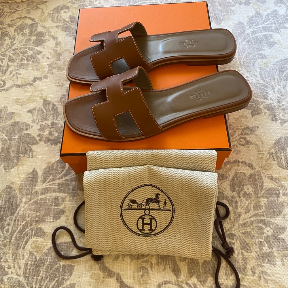 Hermès Oran Sandals in Gold